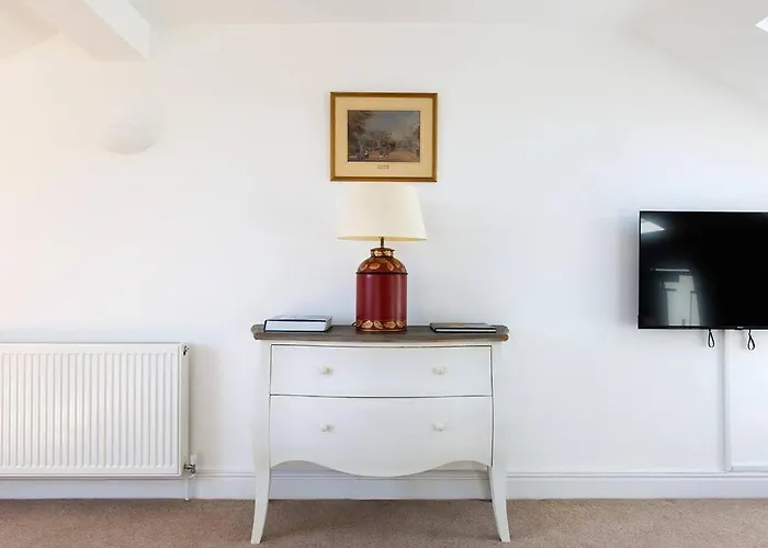 Spacious 3 Bedroom Flat With Terrace