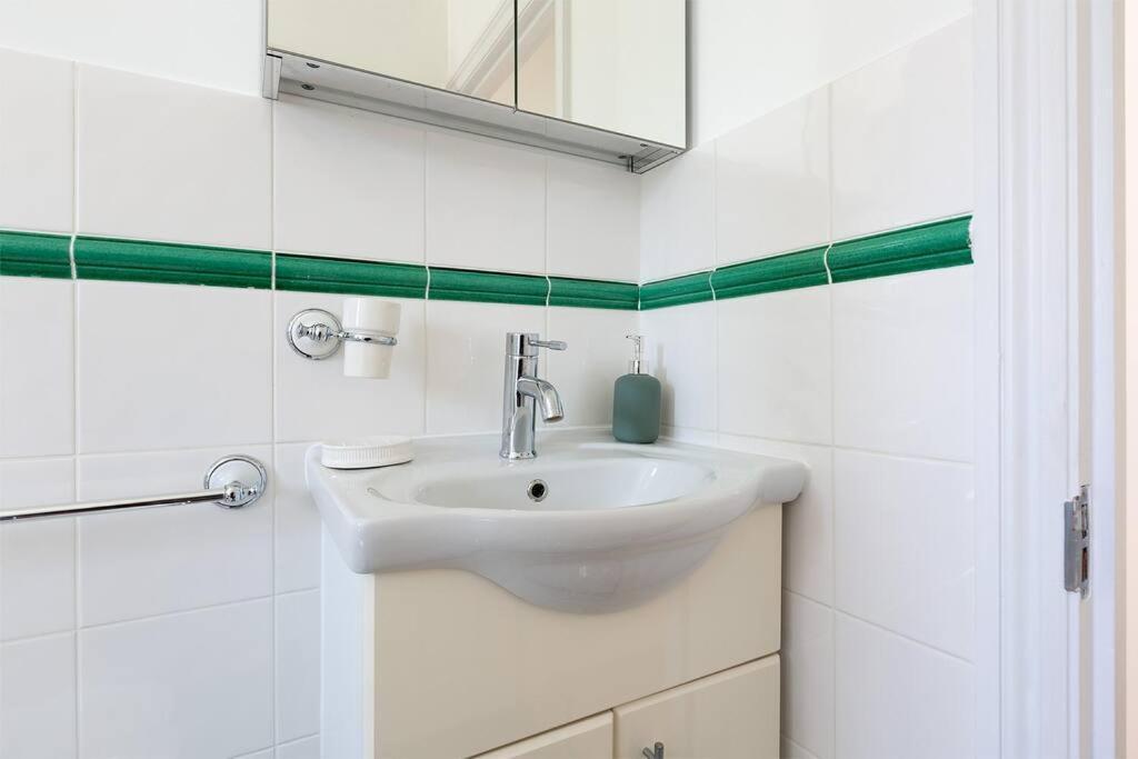 Апартаменты Spacious 3 Bedroom Flat With Terrace Лондон