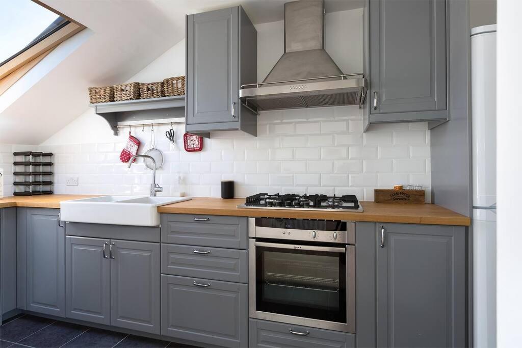Spacious 3 Bedroom Flat With Terrace Апартаменты *