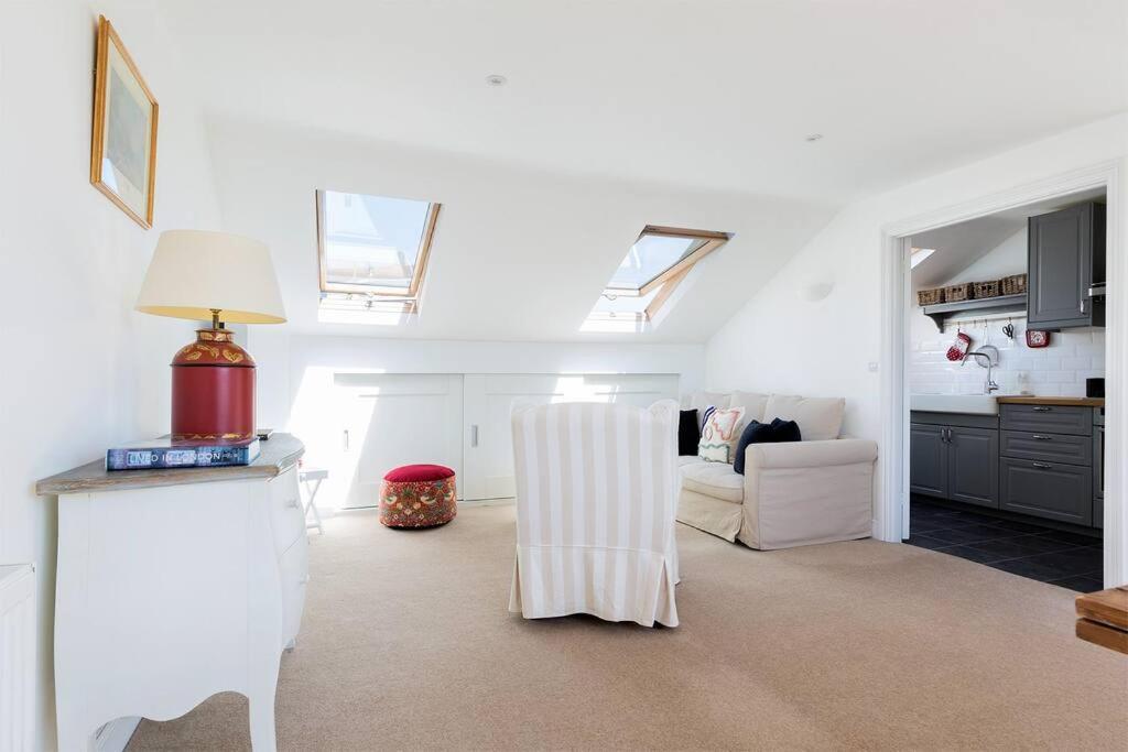 Spacious 3 Bedroom Flat With Terrace Apartment *